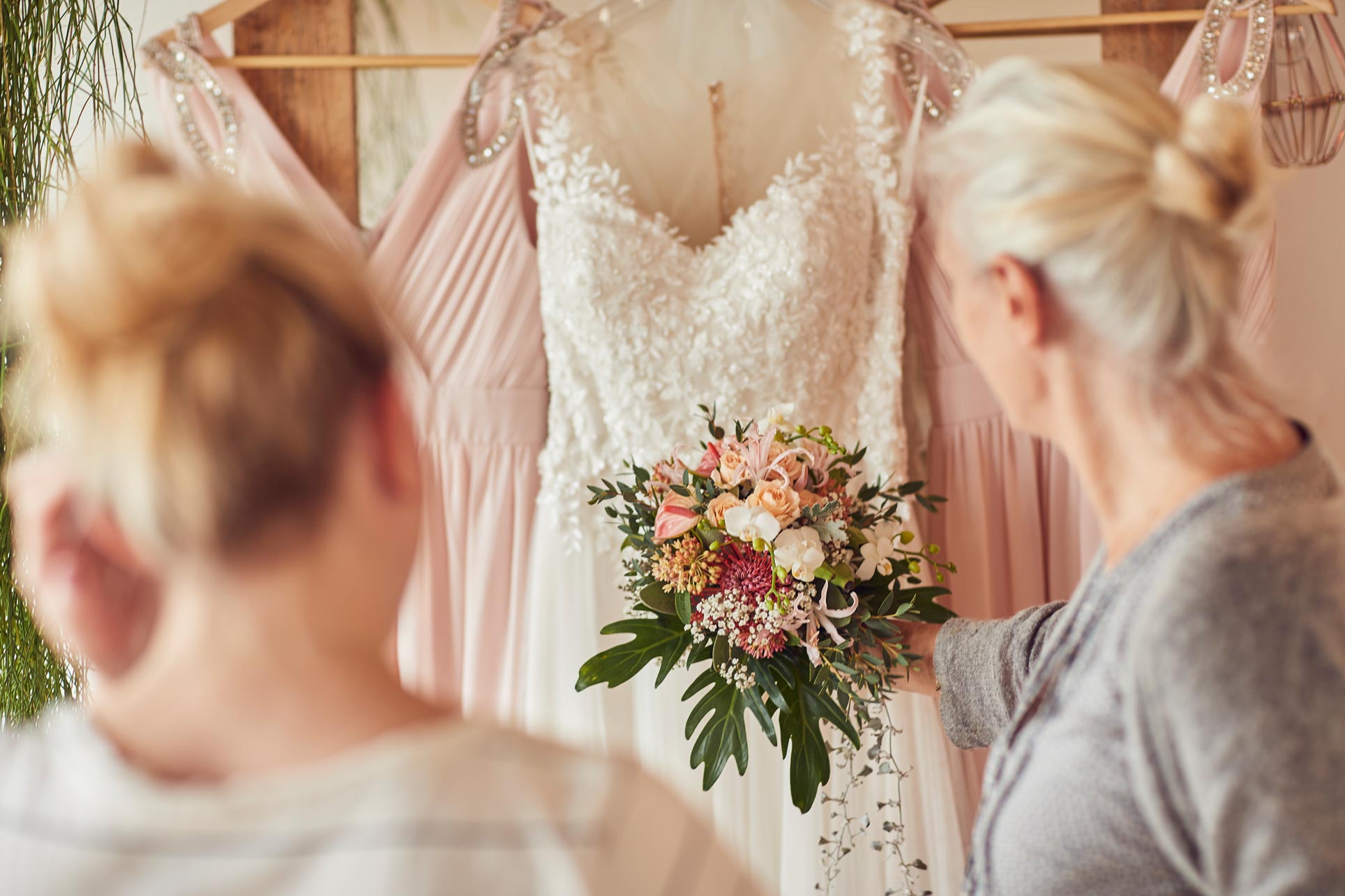 Blumen & Hochzeitskleid
