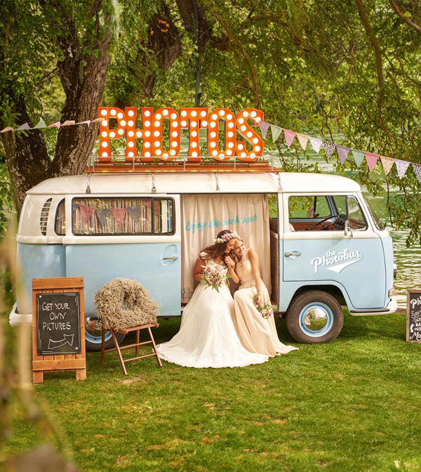 Der Retro Fotobus dient perfekt als Fotobox für schöne Hochzeiten und Unterhaltung am Hochzeitsfest